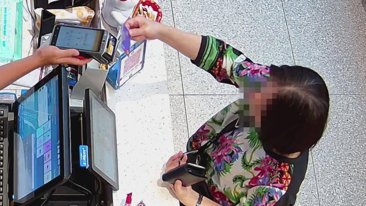 elderly couple wallet