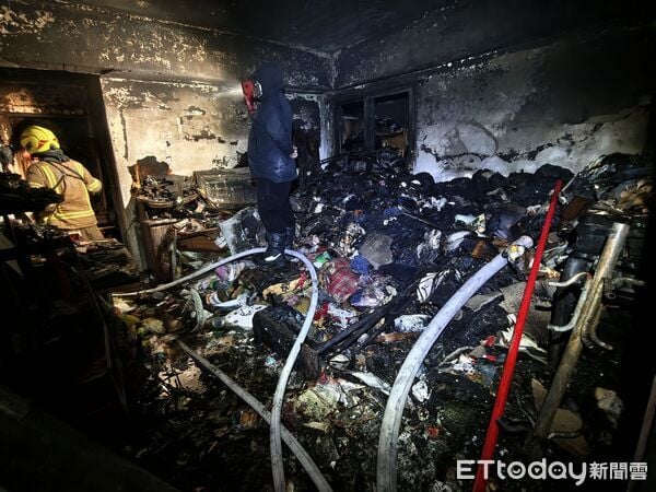 Firefighter dies burning cluttered home (2)