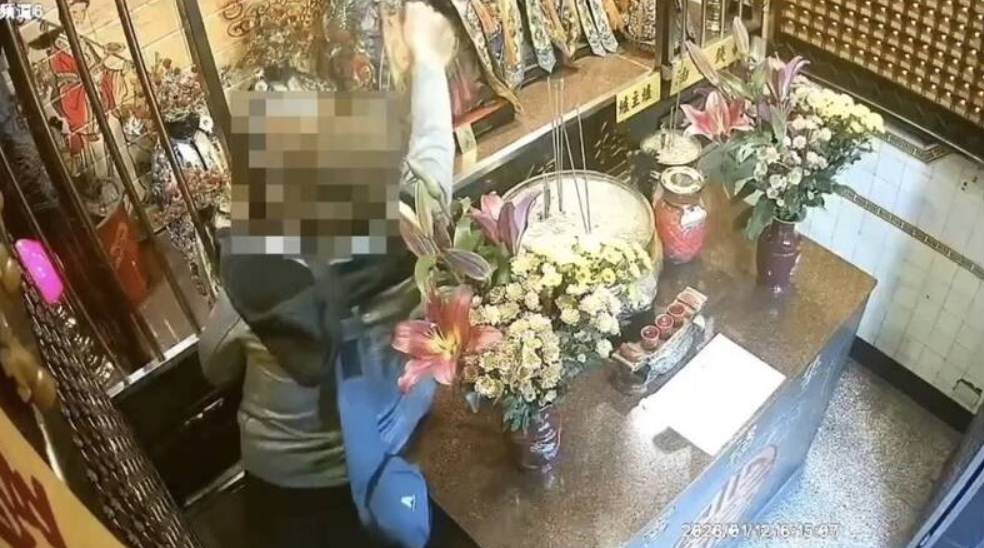 man gold deity temple