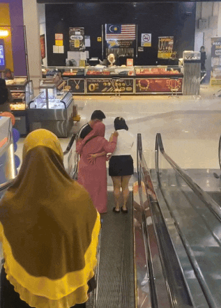 couple support elderly woman travellator (2)