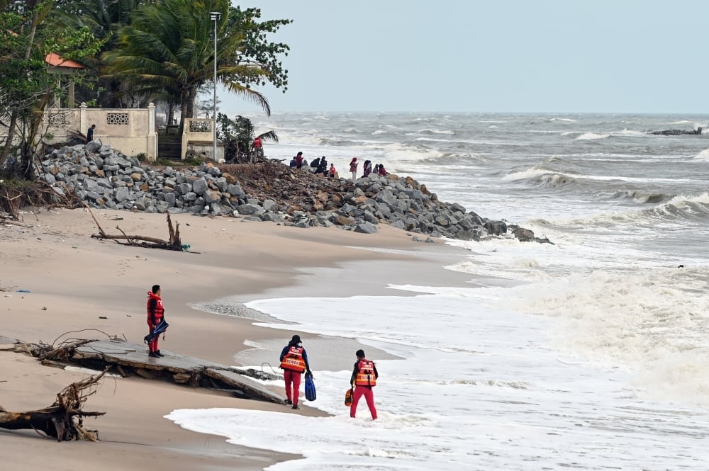 5-year-old swept wave