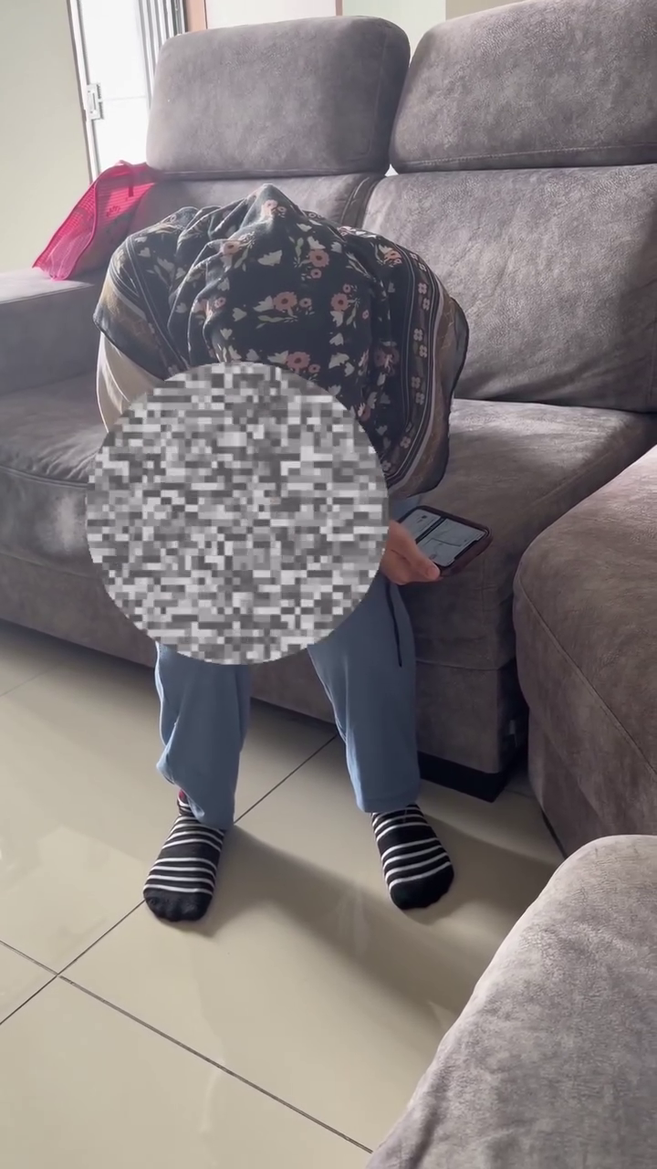 helper insults employers livestream scold