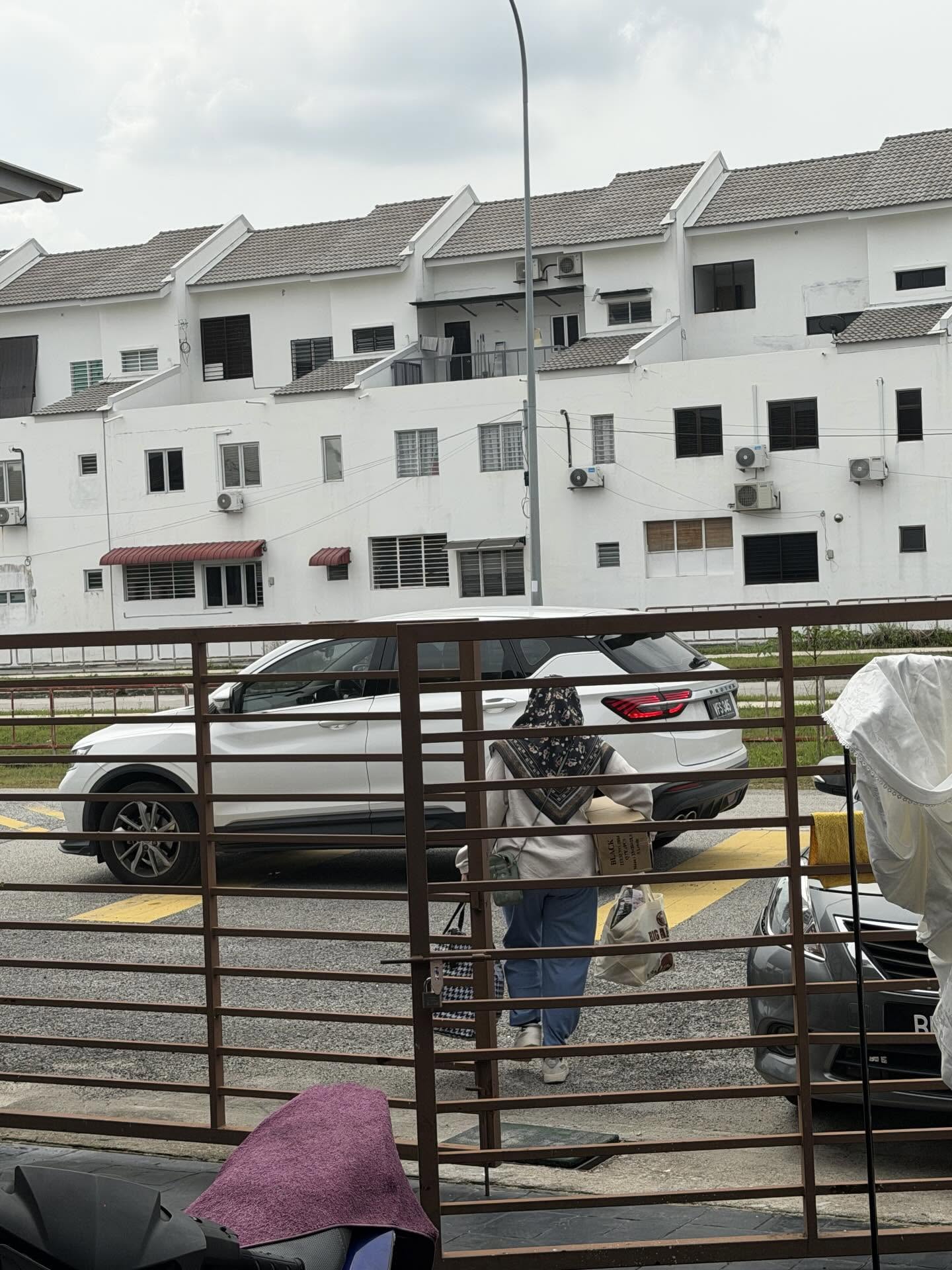 helper insults employers livestream sacked