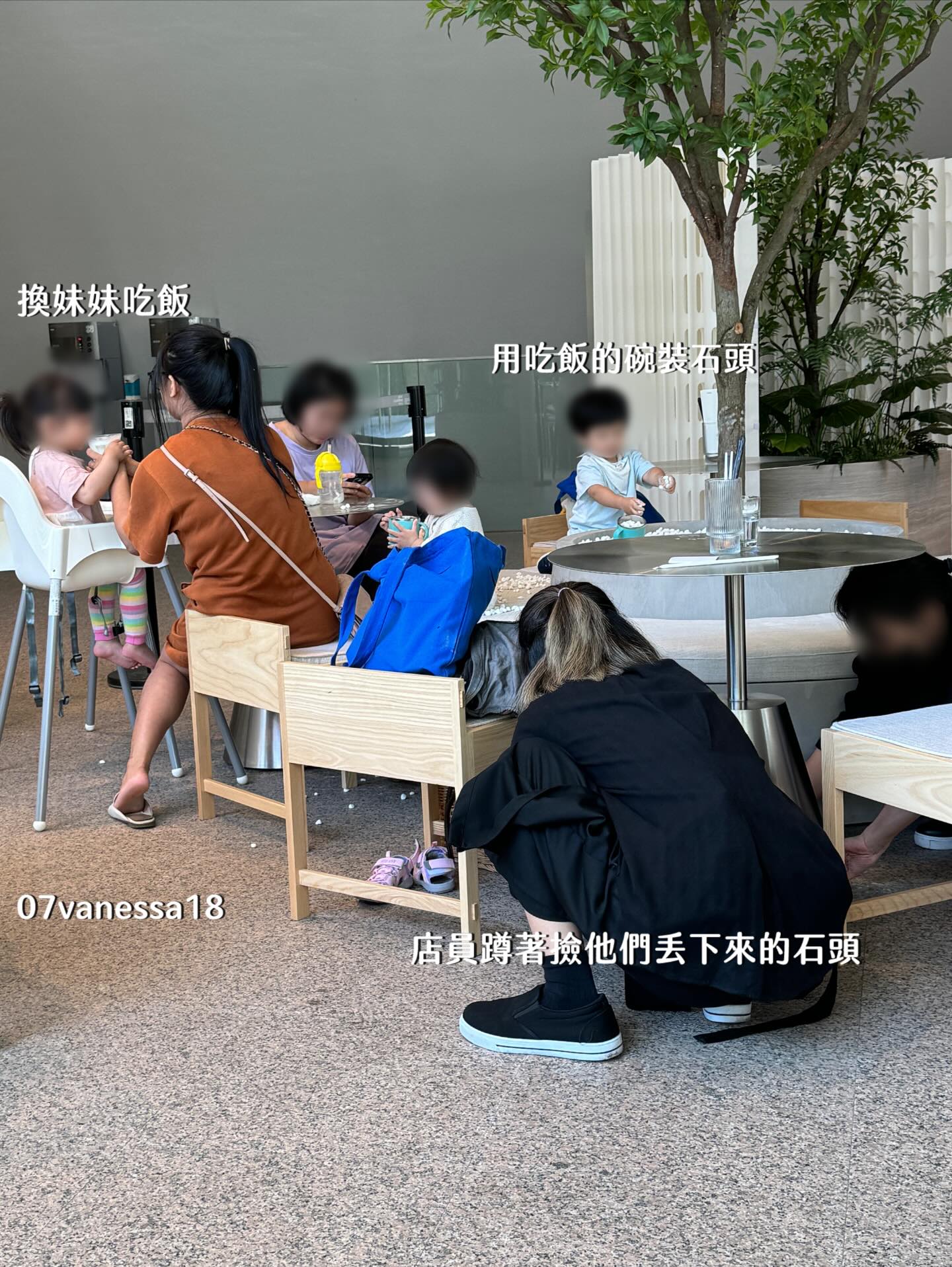 kids play pebbles taiwan restaurant