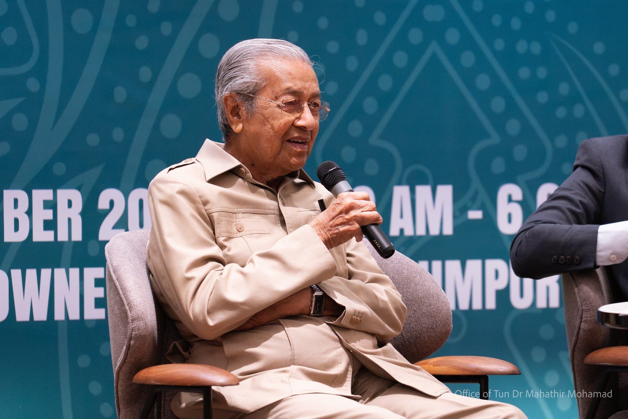 mahathir fall hospital injury