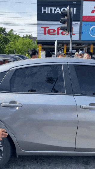 passersby break man car knee