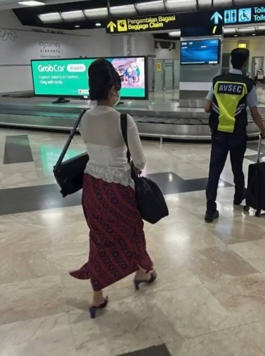 pose Batik Air flight attendant (1)