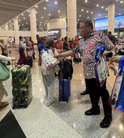 tourism minister unfriendly greeting