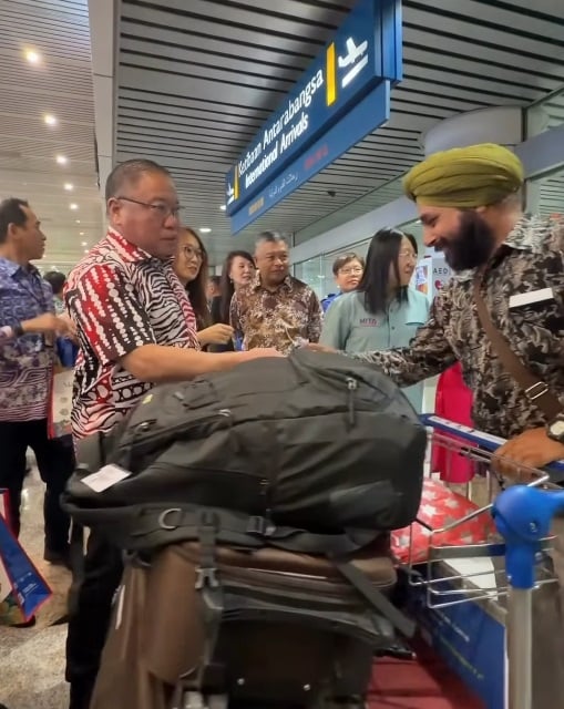 tourism minister unfriendly gift