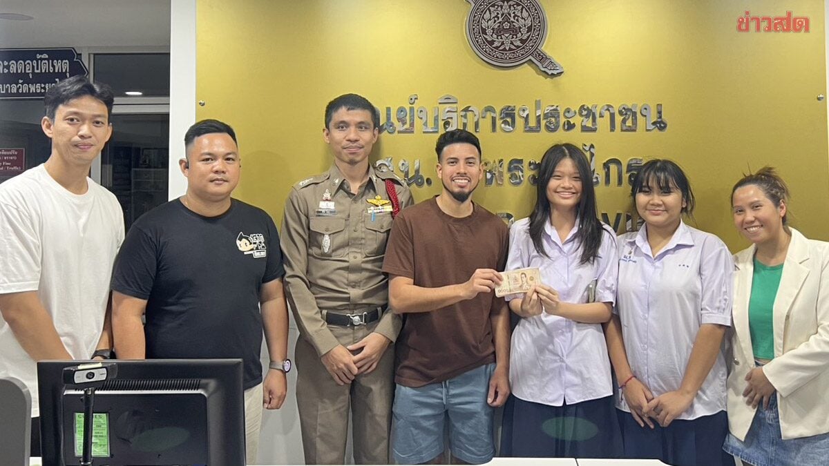 tourist students return cash grateful
