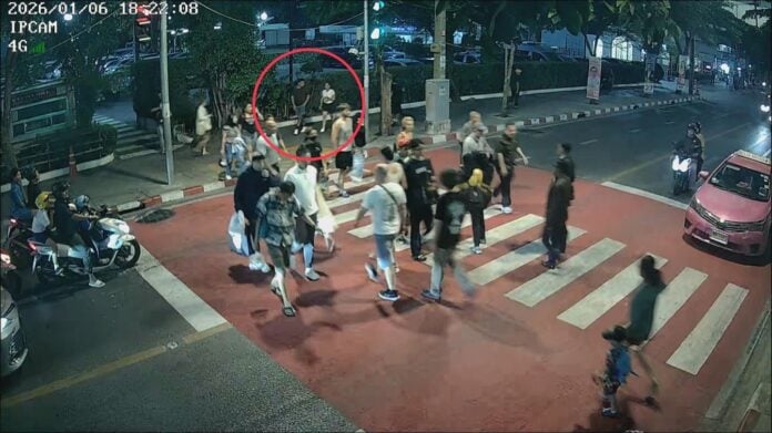 tourist students return cash footage