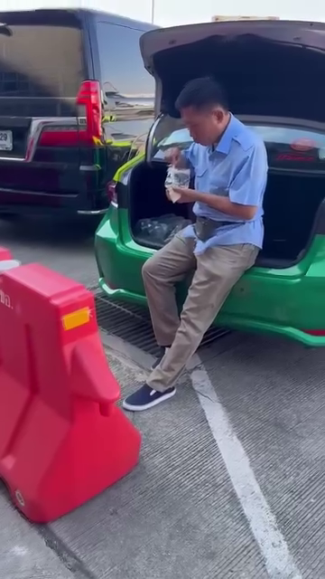 tourist taxi driver dog meal