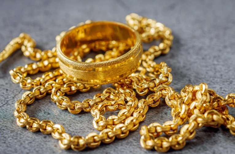 man gold jewellery unconscious friend