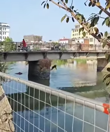 father threw toddler river