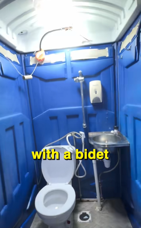 porta potty with bidet