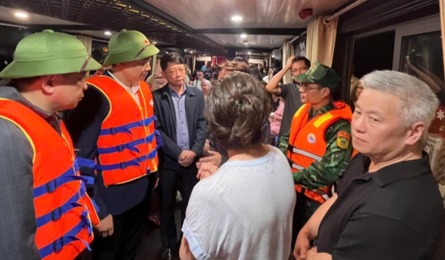 tourist boat fire vietnam