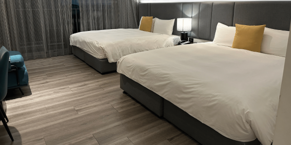 S'pore man allegedly shares room with 2 female colleagues in M'sia, girlfriend asks netizens if it's 'normal'