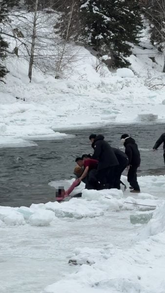 mother daughter freezing river
