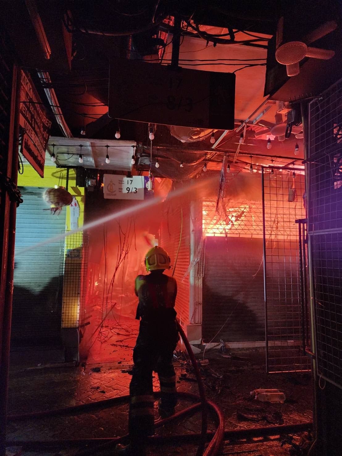 fire chatuchak 28 shops water