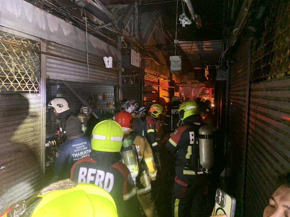 fire chatuchak 28 shops confined