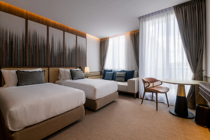 man female colleagues (1)