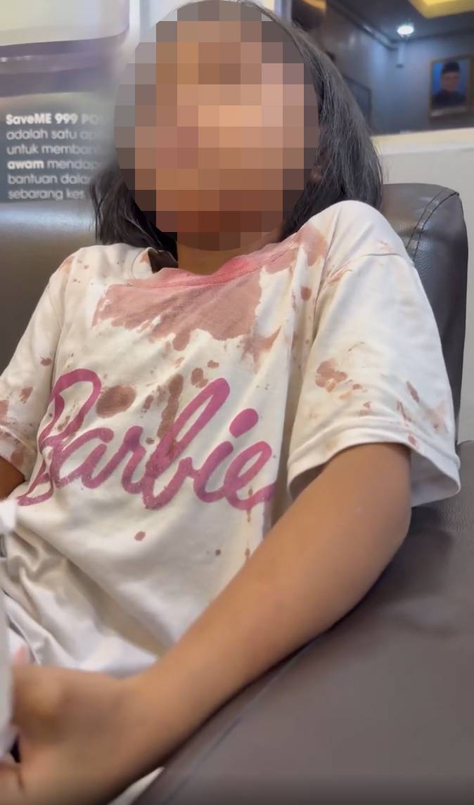 man grabbed girl pasar malam (3)