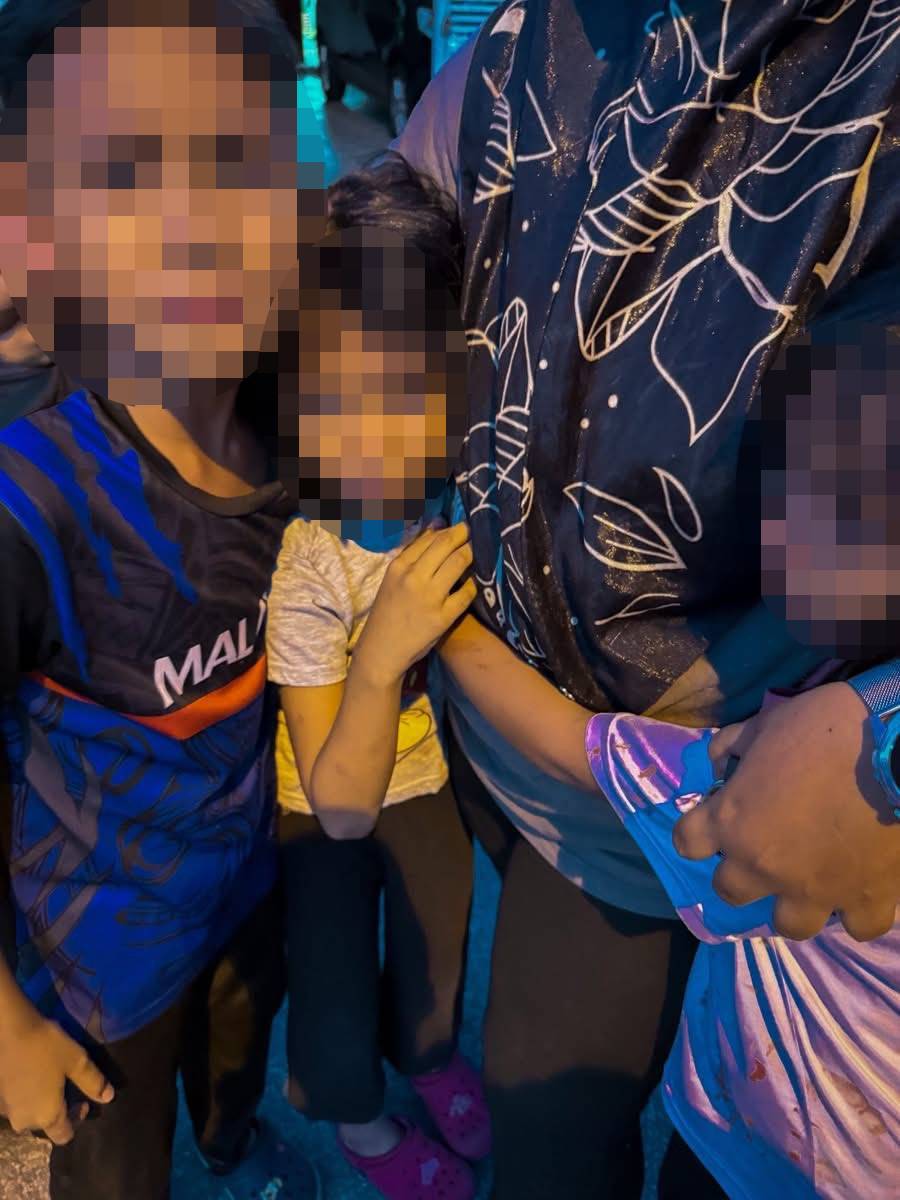 man grabbed girl pasar malam (4)