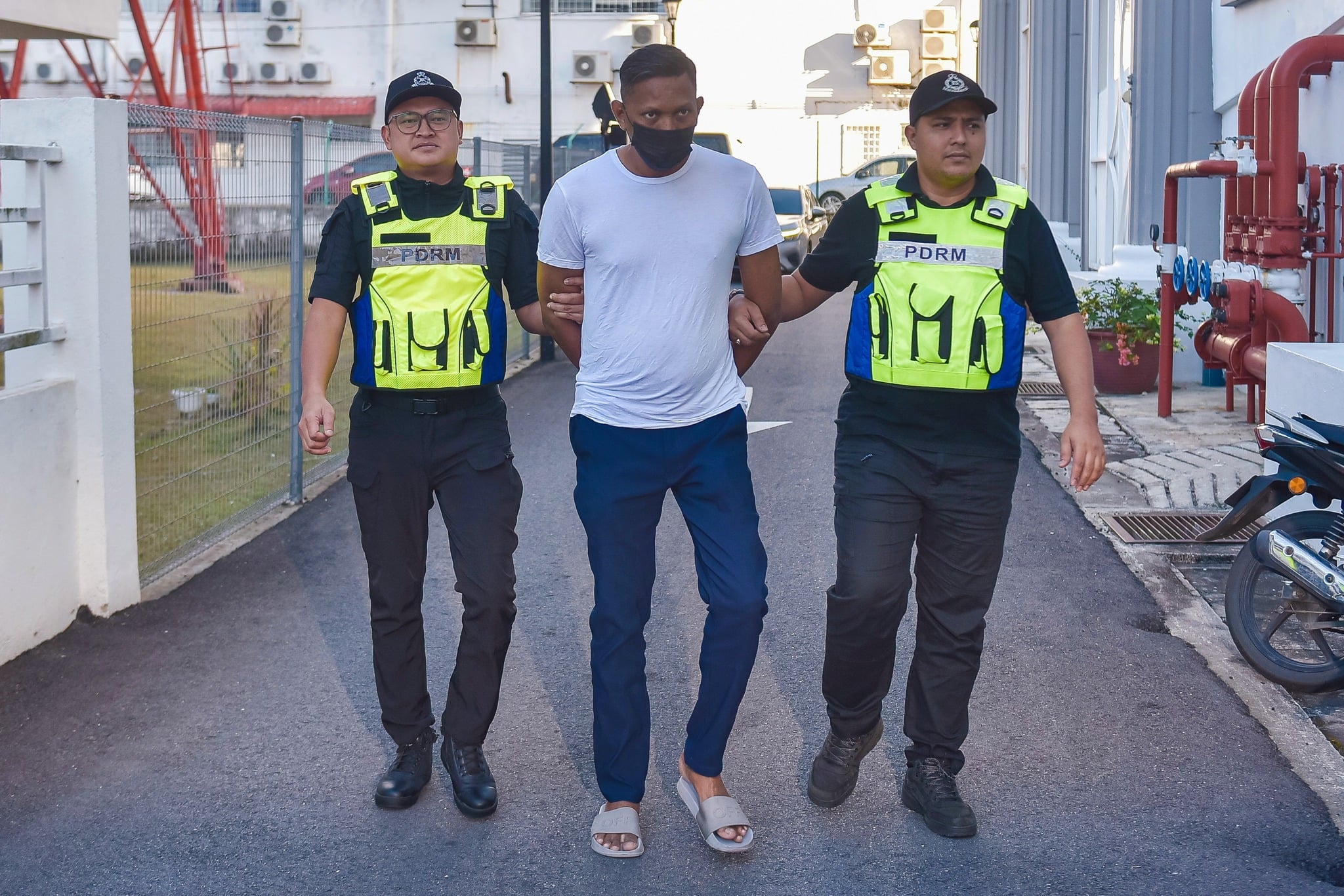 man punches threatens elderly driver (2)