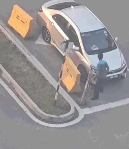 metal pole illegal parking (2)