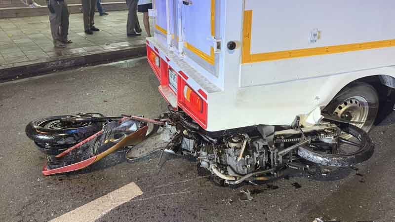 motorcyclist rider ankle lorry