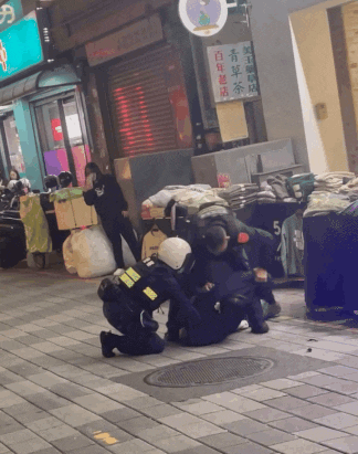 woman steals bags clothes (1)