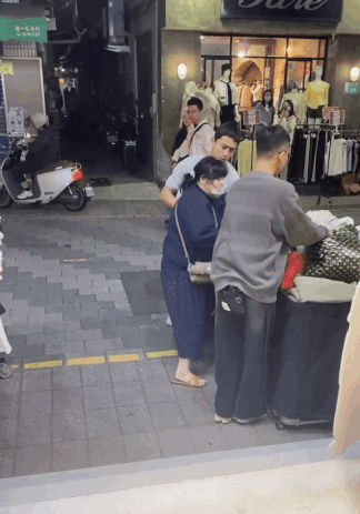 woman steals bags clothes (2)