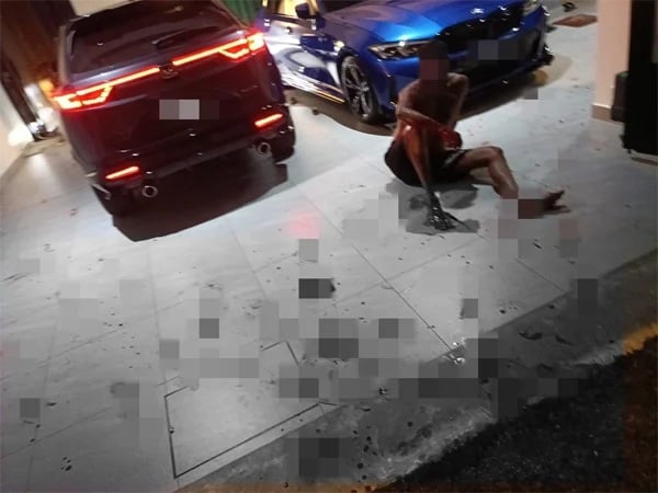 four robbers axes home