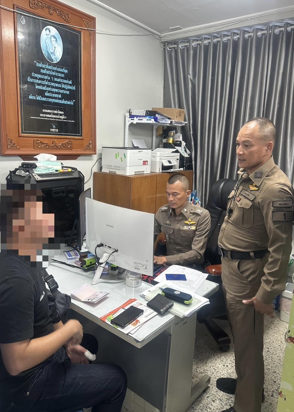 singaporean hits police