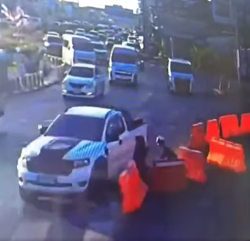 singaporean hits police