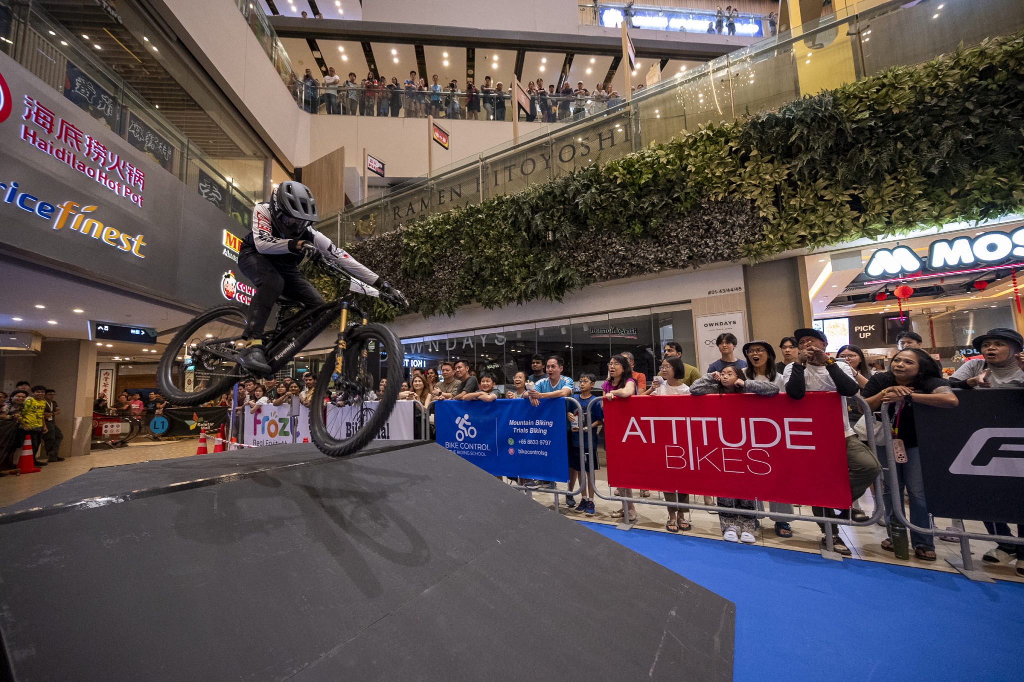 Mountain bike rider goes down Seletar Mall escalators, netizens divided ...