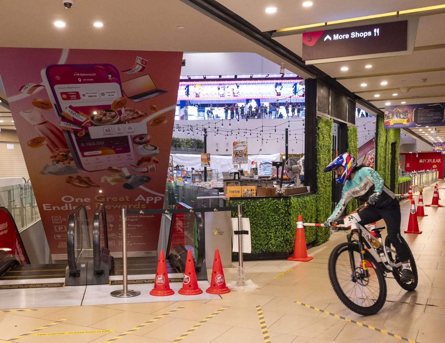 Mountain bike rider goes down Seletar Mall escalators, netizens divided ...