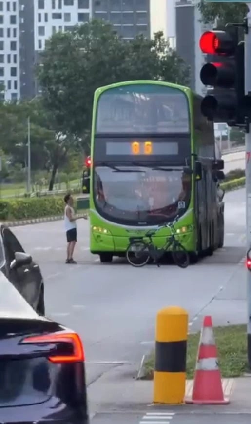 cyclist blocked bus driver