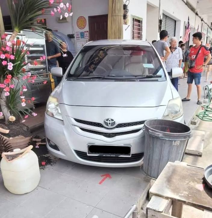 elderly driver crash coffee shop (2)