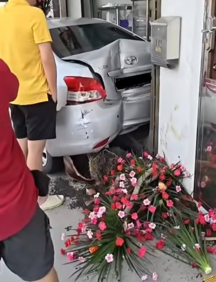 elderly driver crash coffee shop (3)