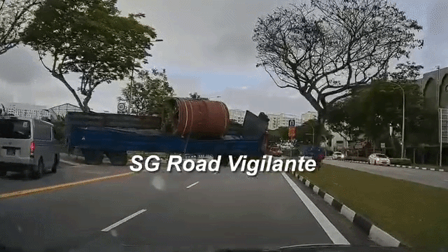 barrel falls off trailer