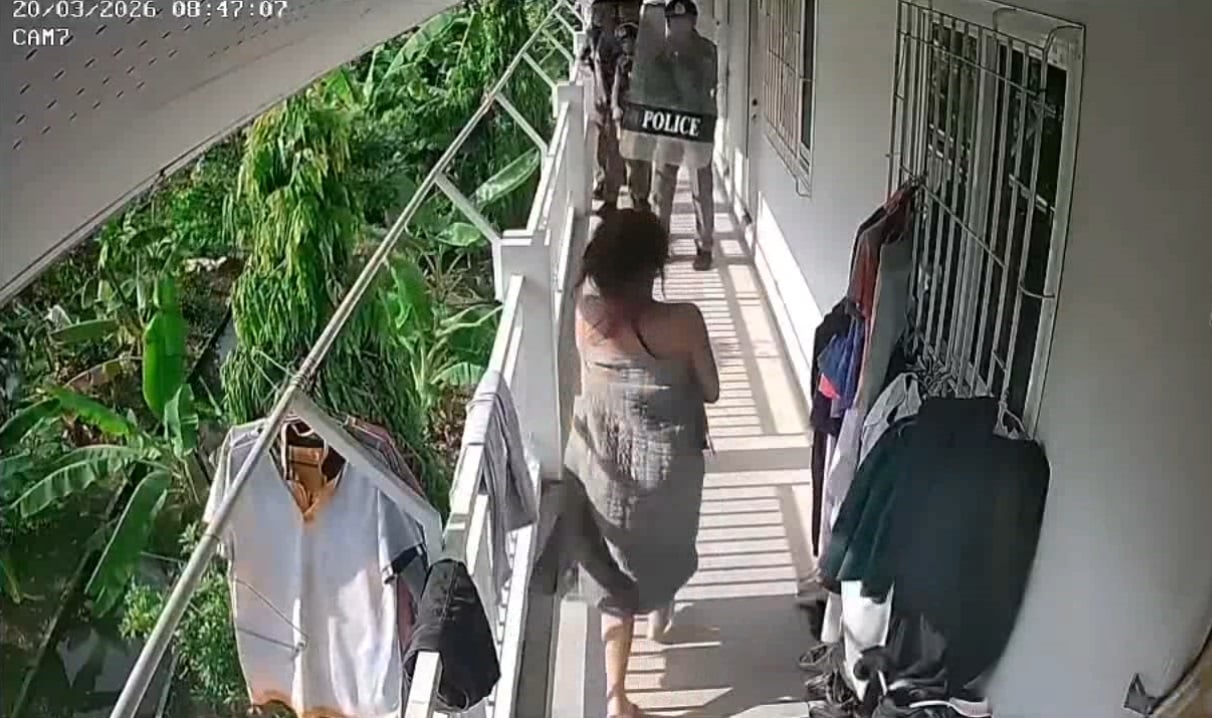 man barge home assault escape