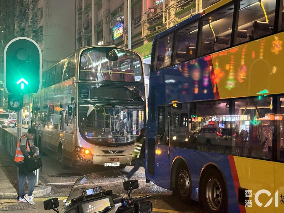 man hijacks bus hong kong (3)