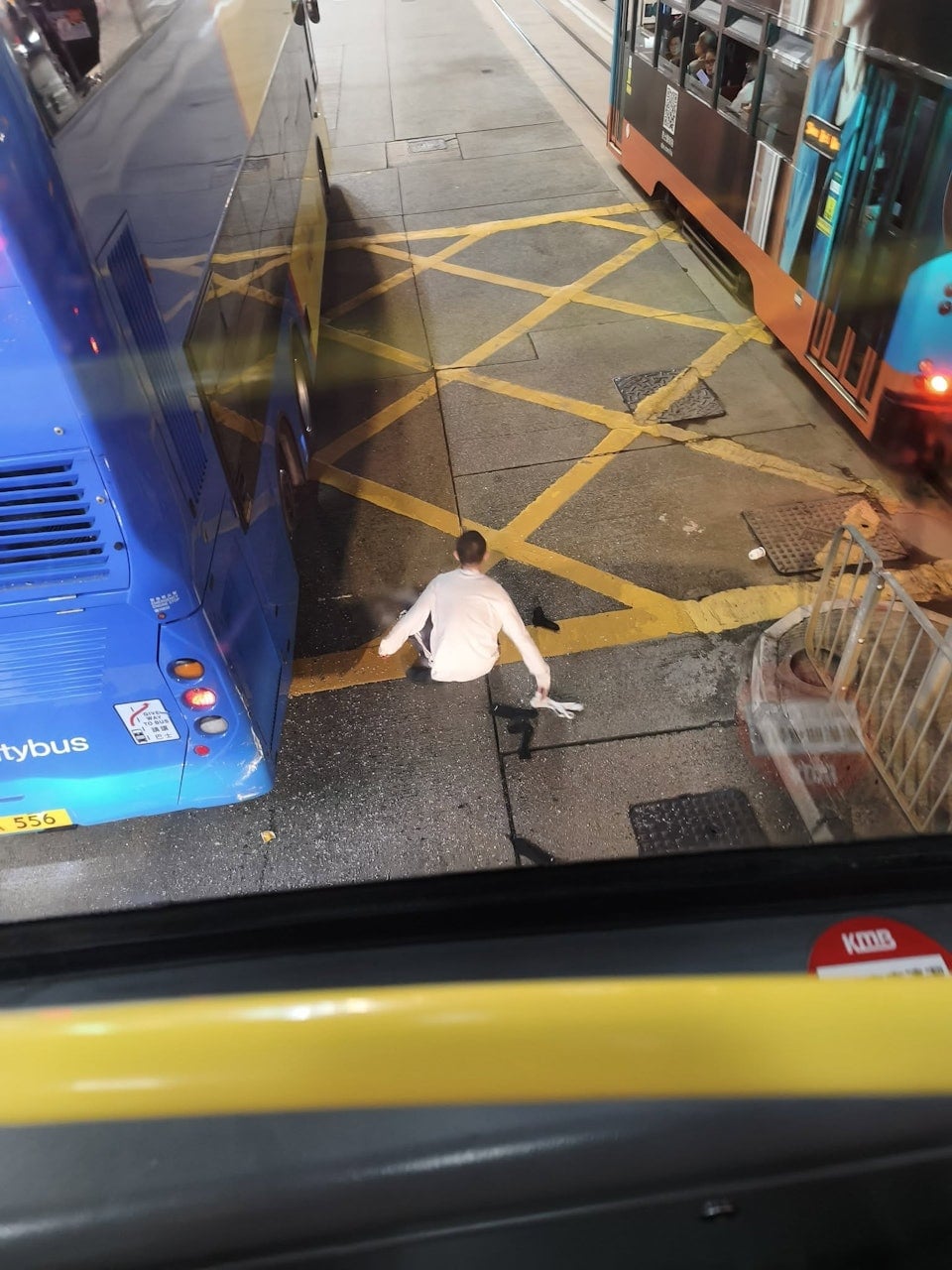 man hijacks bus hong kong (4)