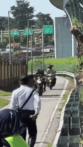 motorcyclist flee roadblock goodies walking