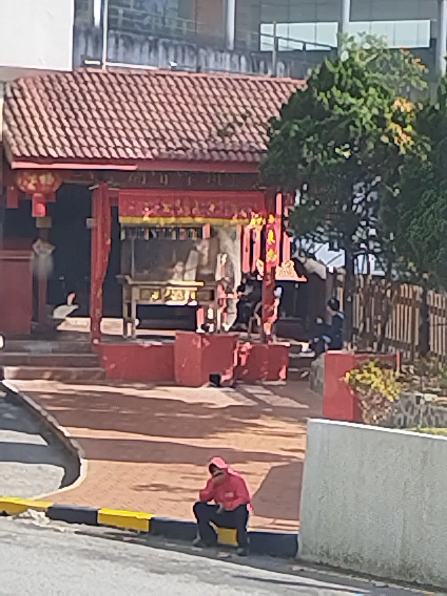 temple caretaker rips banknote (1)