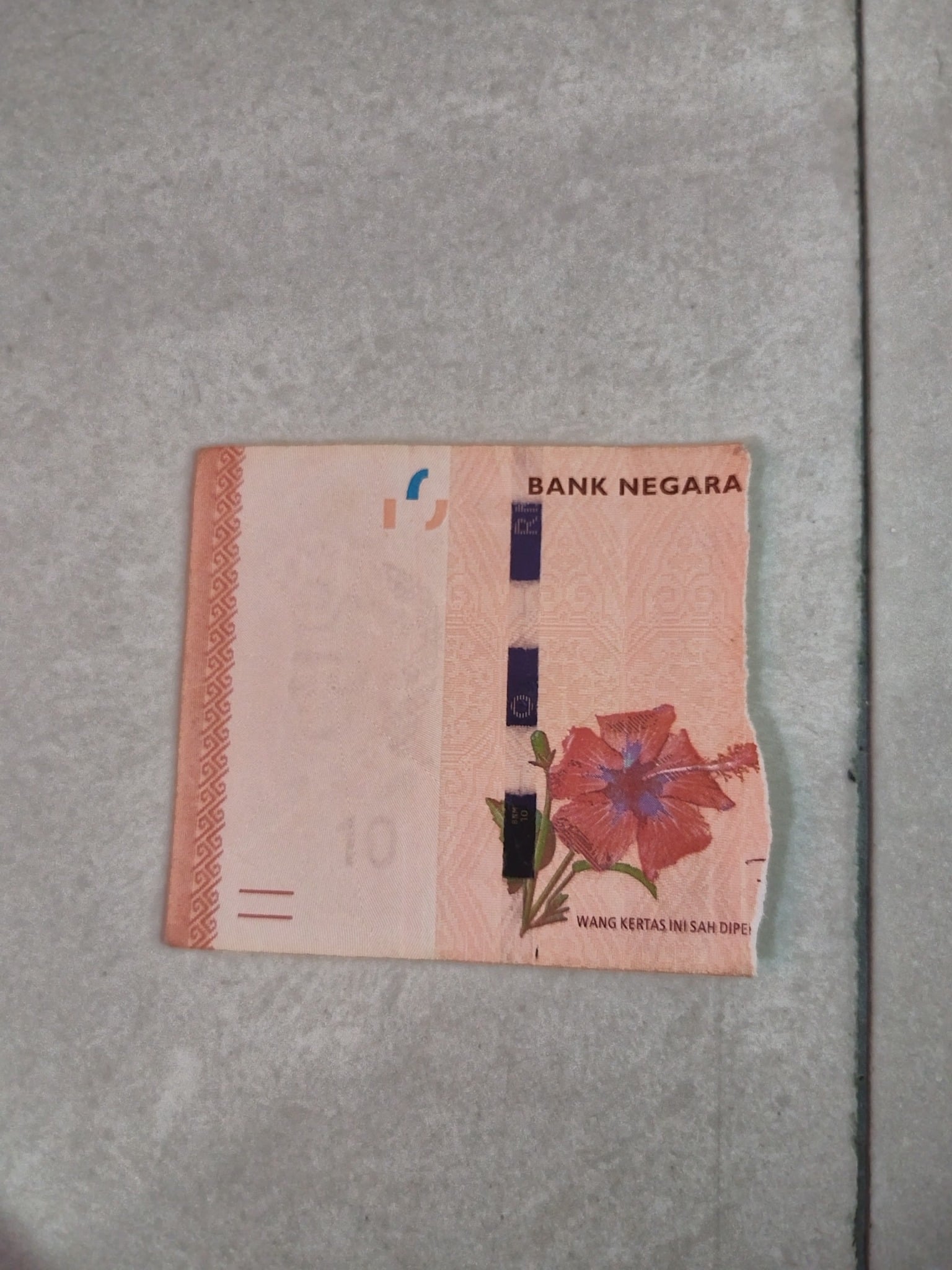 temple caretaker rips banknote (2)