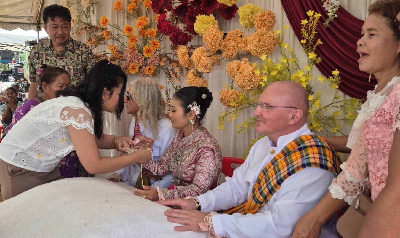 thai woman marries two men (1)