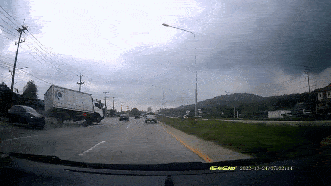 truck chain collision lorry crash 2