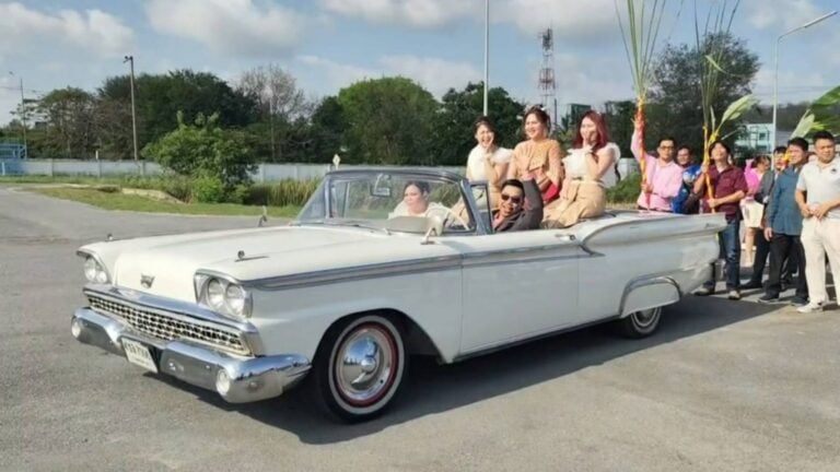 woman propose dowry procession